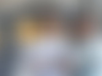 Zwei Personen vor Tablet