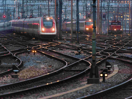 Mehrere Züge fahren über Gleise