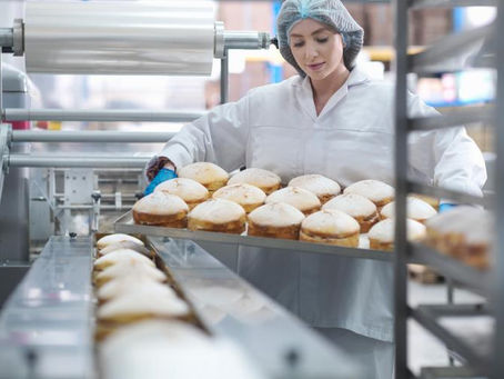 Eine Frau in der Lebensmittelindustrie