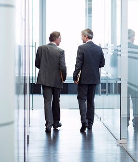 Des hommes d'affaires traversent le couloir