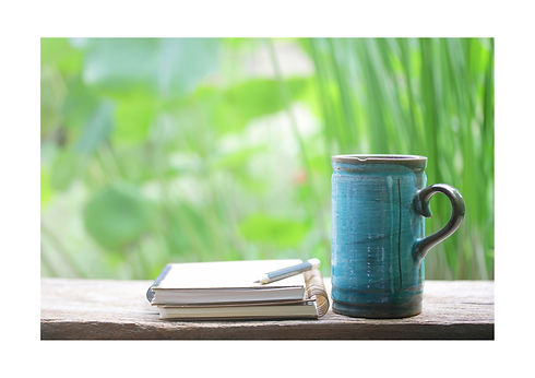 tasse et carnet d'écriture