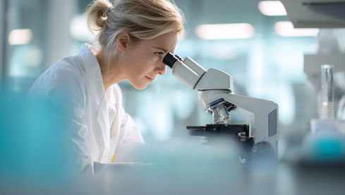 Allarme microplastiche: come ridurre la minaccia per la salute e la fertilità femminile.