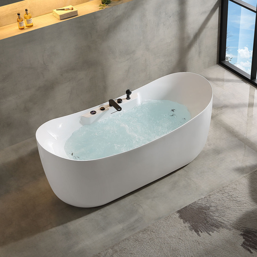 Freestanding whirlpool bathtub available near Montreal