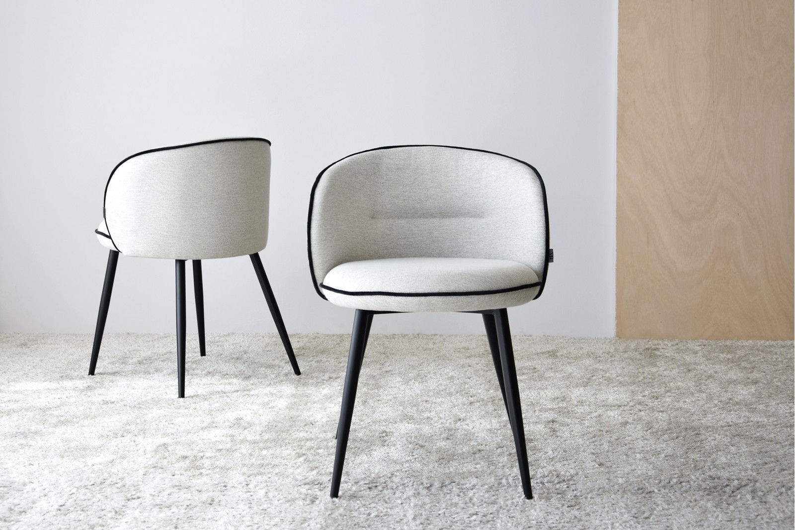 SET 2 SILLAS COMEDOR BEIGE Y NEGRO. VP In