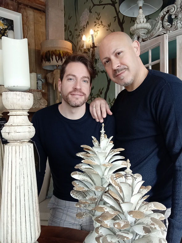 Diseñadores de interiores Sergio y Jorge del estudio de diseño interior JS Gabinet de Curiositats situado en Carlet cerca de Valencia