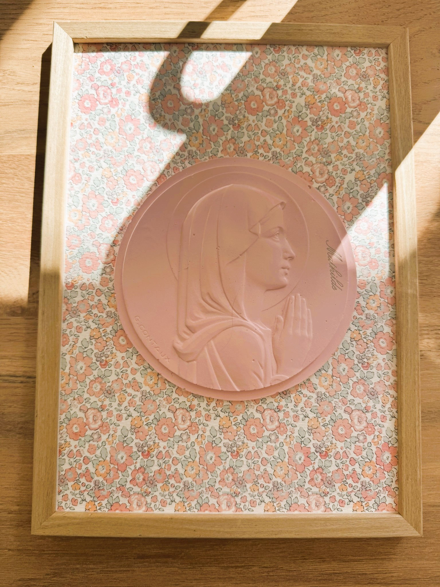 Cadre Vierge Marie personnalisé – Fond fleuri Liberty rose