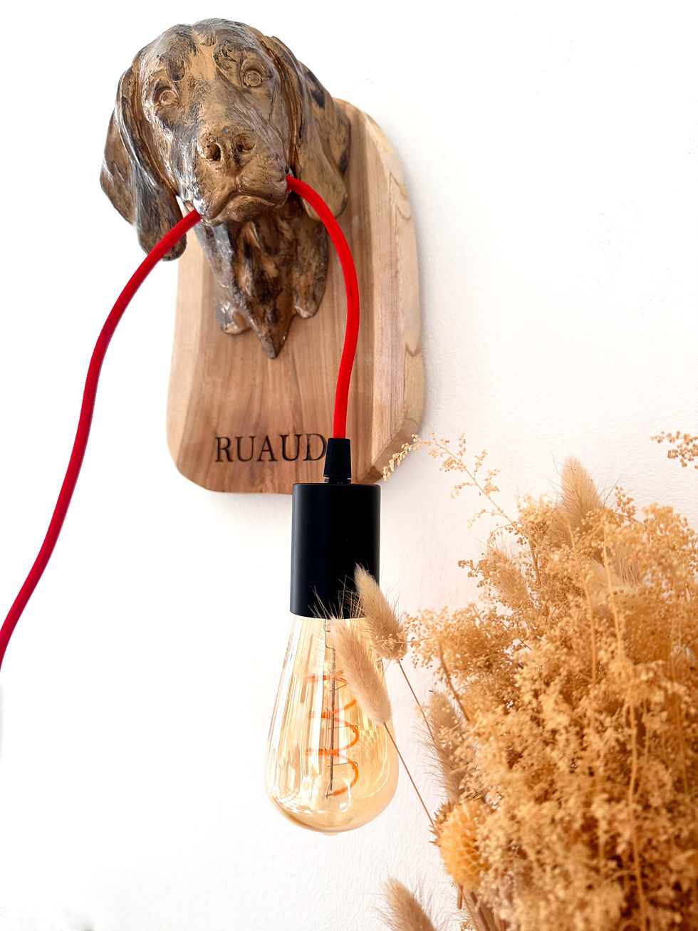 Miniature : Lampe chien de chasse personnalisée avec socle en bois gravé et câble textile rouge