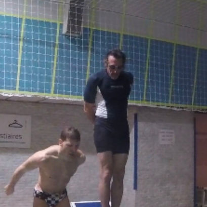 Bruno, préparateur physique, accompagne François dans son programme de réathlétisation.