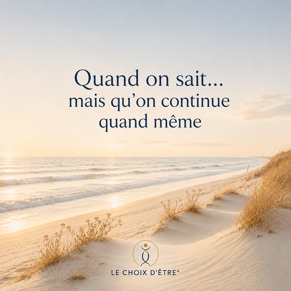 Vagues sur une plage de sable blond, illustration des schémas répétitifs et de ce qui revient inlassablement.
