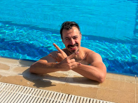 Yüzüyorum Öyleyse Varım