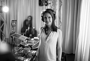 DJ Cat Hardy lors d'un événement corporatif