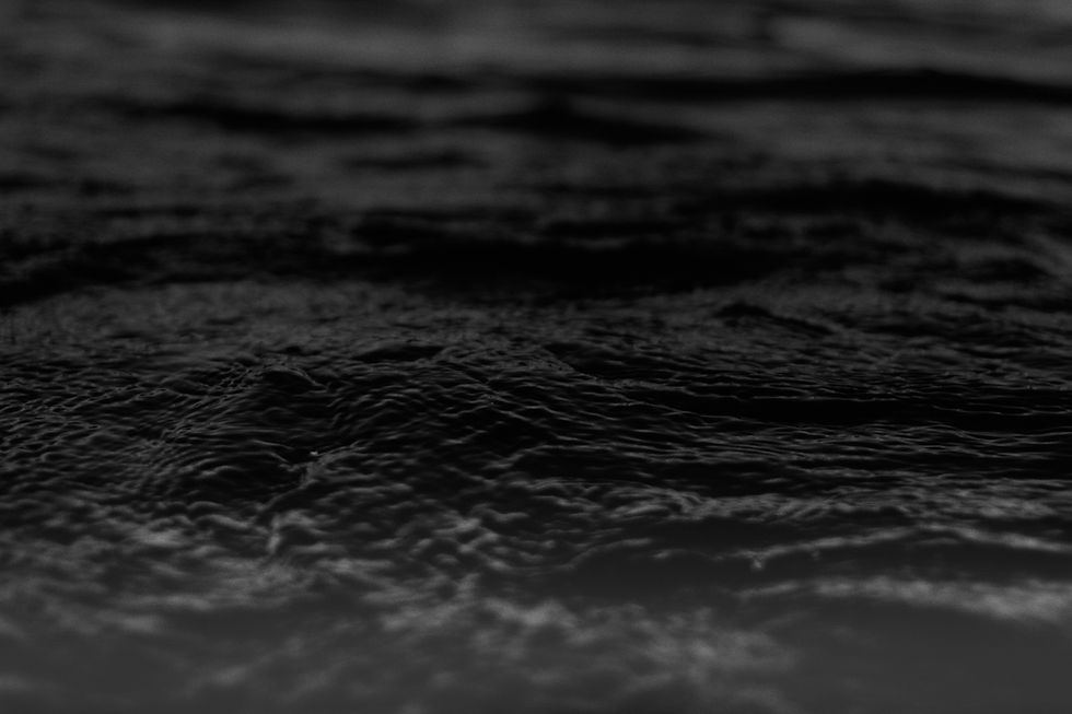 Acqua nera calma