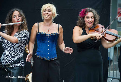"Trois femmes… et tout un univers. Des chansons que vous connaissez… mais pas comme ça. Un peu décalées… souvent drôles… parf