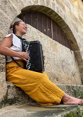 "Fermez les yeux… vous êtes en Irlande. Enfin… presque. Une harpe résonne… un violon s’emballe… les percussions arrivent…