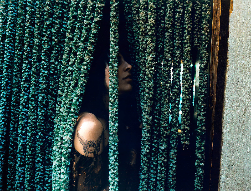 Emma hinter Vorhang_ret3RR.jpg