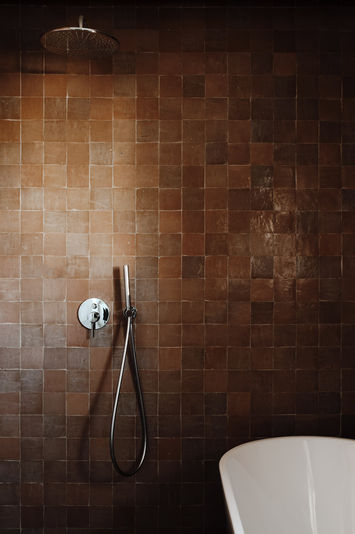 flat, Marseille, terracotta, terraccota, kitchen, Margaux Keller Collection, Bertrand Guillon Architecture, vase, glasses