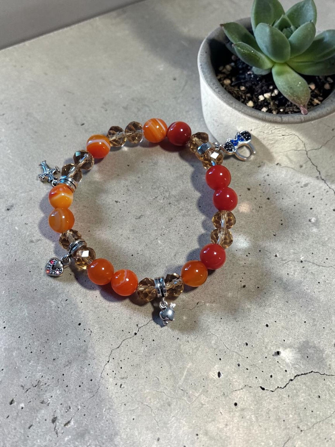 Women's stretch bracelet with red and clear beads