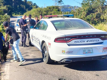 Servicios de emergencia atienden un hecho de tránsito en la Carretera Federal 200