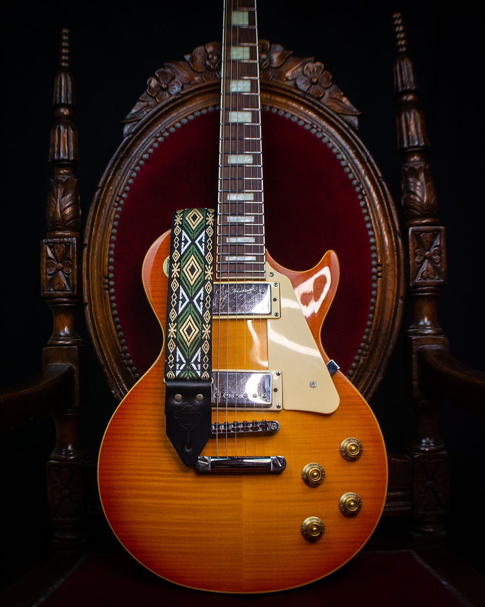 Miniatura: Correia Ragnar com cores verde, bege e branco sobre cadeira vinho tipo trono.