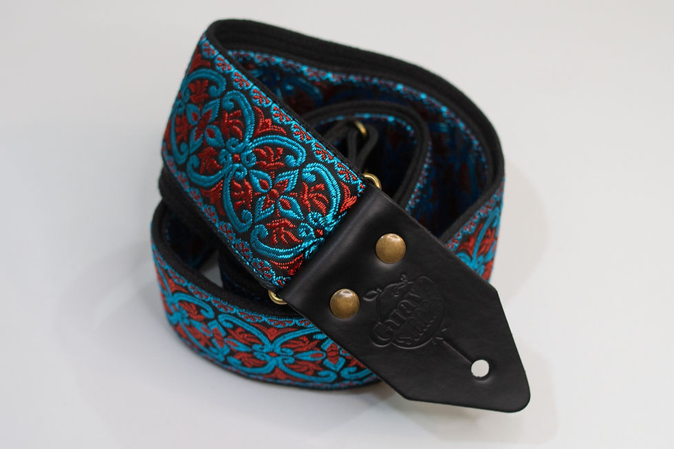 Miniatura: Correia arabesco com detalhe do couro preto perfeitamente trabalhado com logo da Guava Straps em baixo relevo.