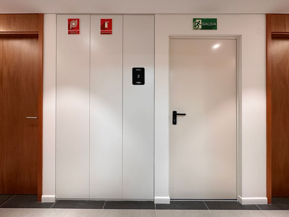 Cartelería de incendio instalada
