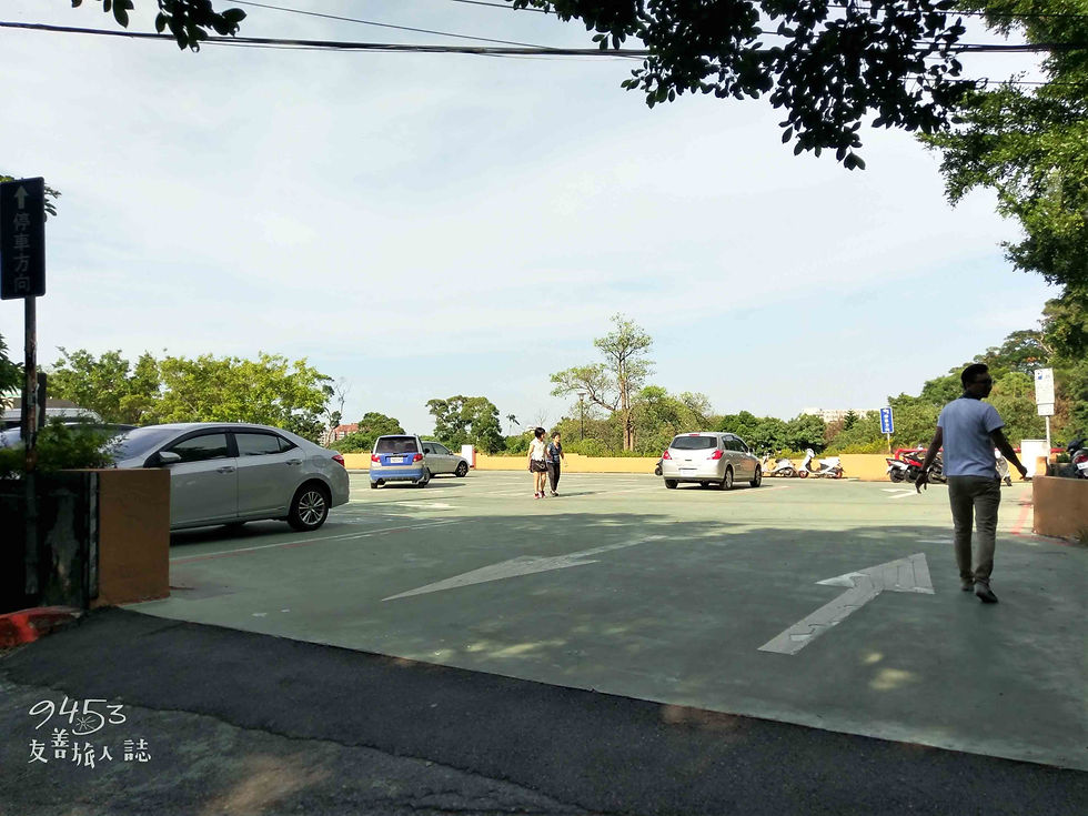 博愛街的入口處附設免費的停車場