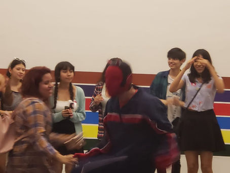 Daniel Luis en el performance "El baile del Diablo", de Carlos Amorales.