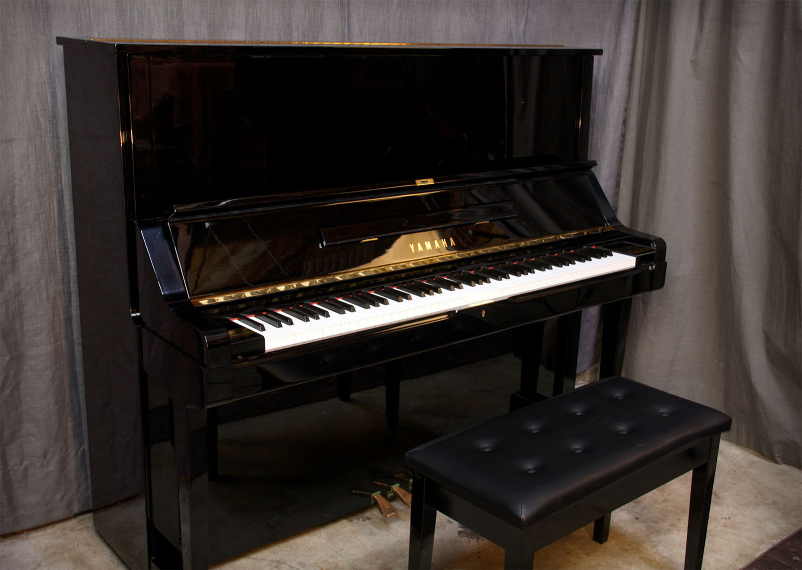 Yamaha UX Upright (52") – Japan 1980 – Gloss Ebony