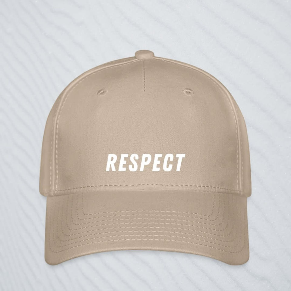 Stylisches Cap in beigem Stoff mit dem Statement Print RESPECT