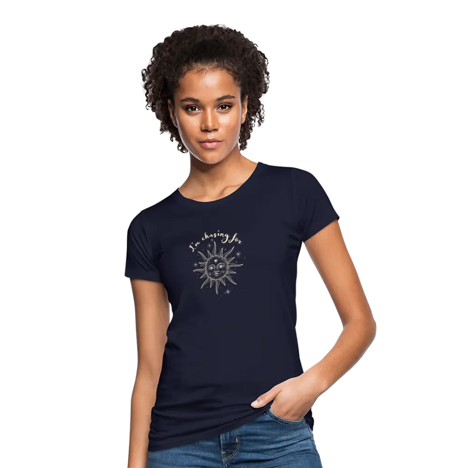 eine junge Frau in schwarzem Shirt mit coolem Print Design