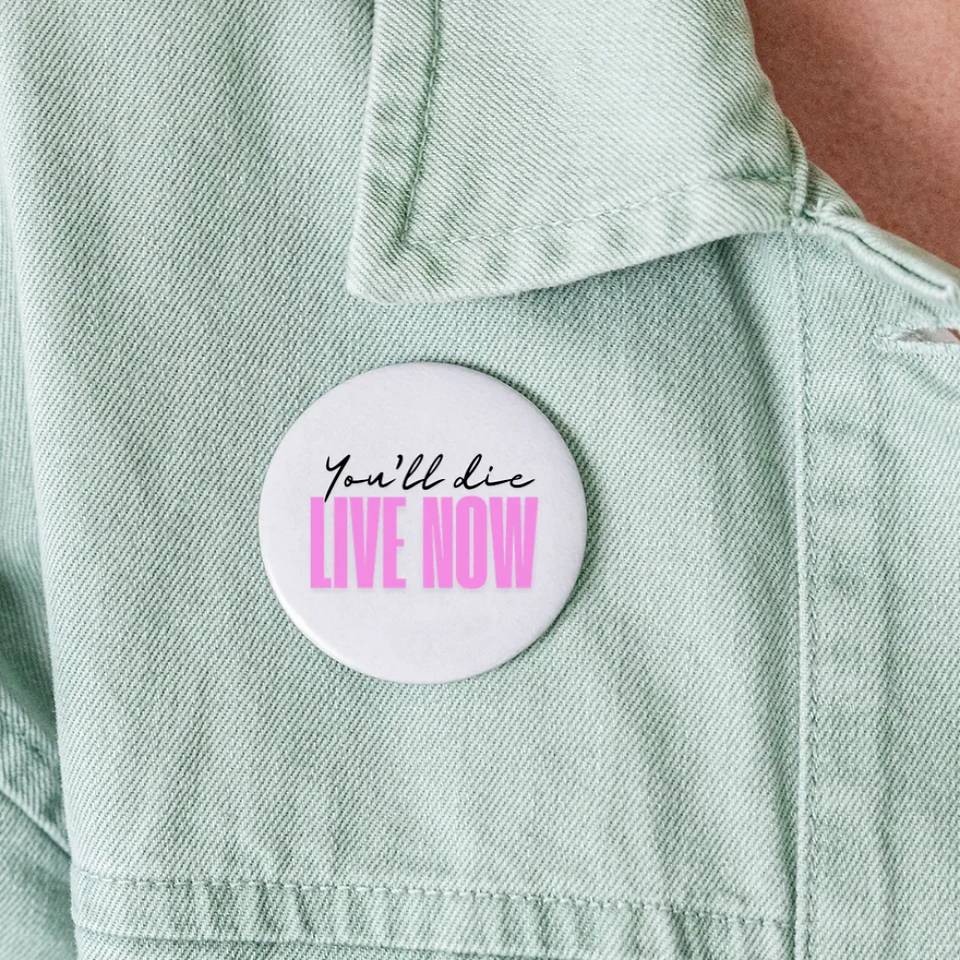Auffälliger Pin mit tiefer Botschaft in pink