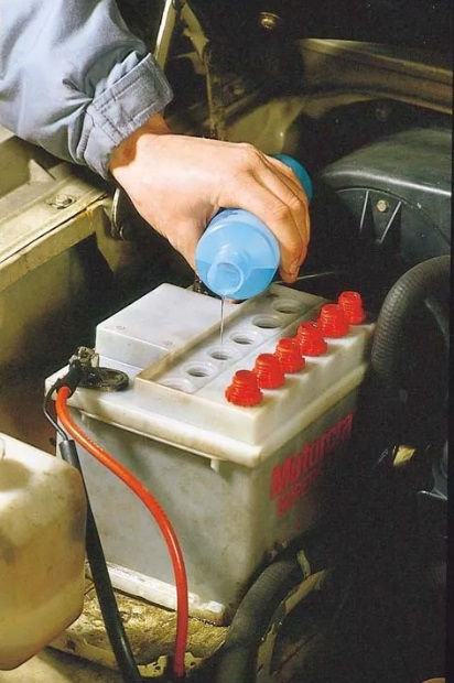 agregar agua destiladan en una batería
