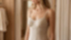 Mujer luciendo un vestido en tono neutro con brasier integrado y tirantes ajustables.
