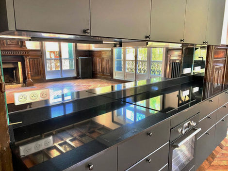 CRÉDENCE EN VERRE LAQUÉ ET MIROIR