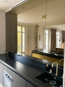 CRÉDENCE EN VERRE LAQUÉ ET MIROIR