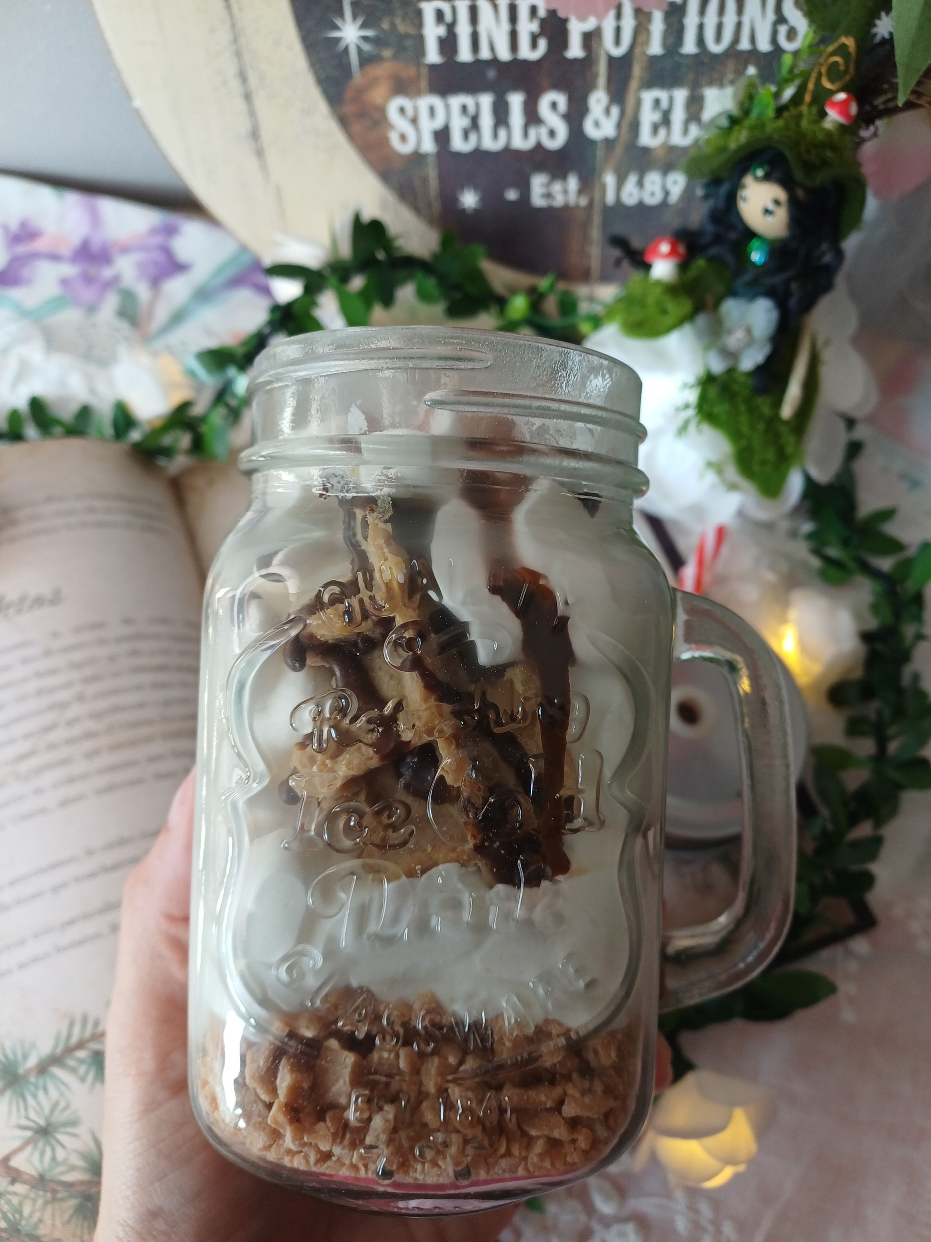 🧇✨ Bougie Gourmande – Chope Gaufre & Sirop d’Érable