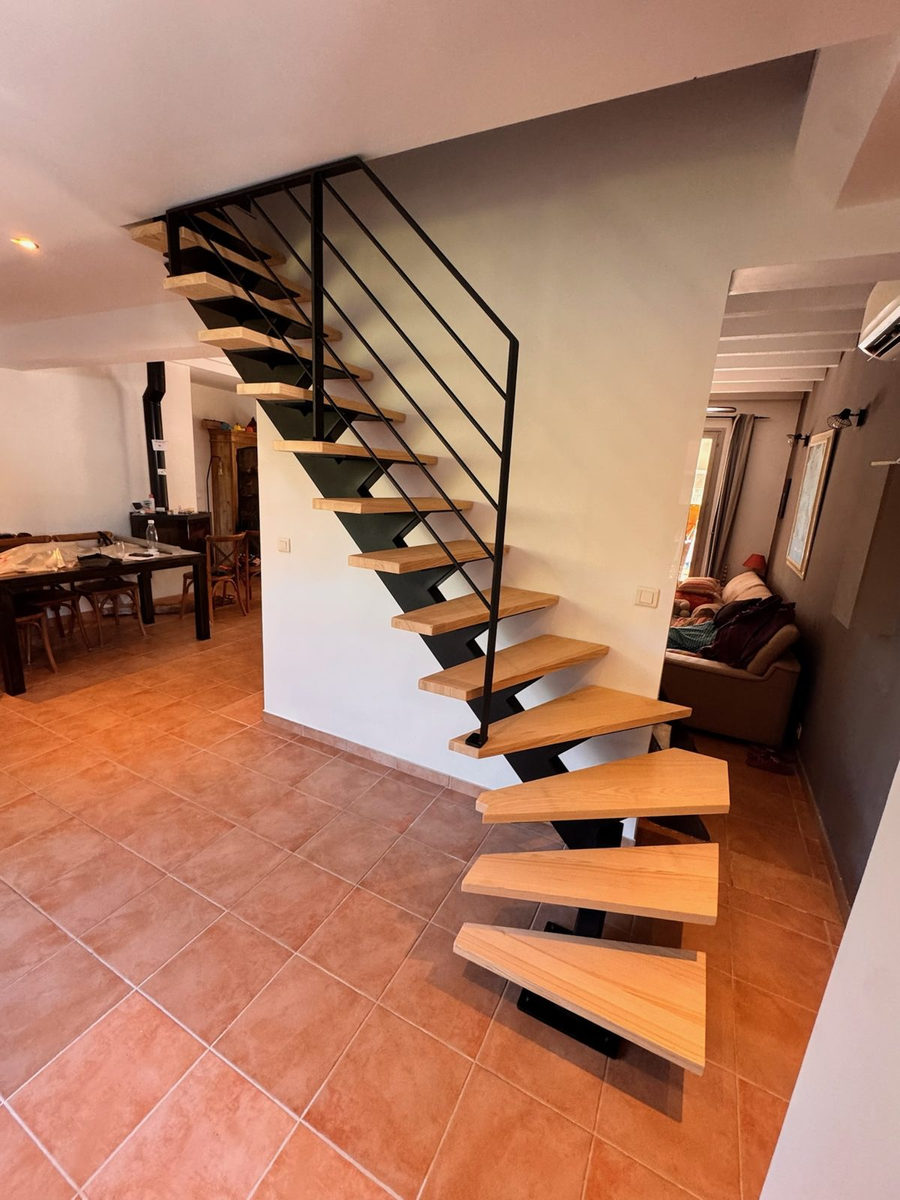 Escalier à limon central – Fer et marches bois – Felicelli Métallerie, Corse