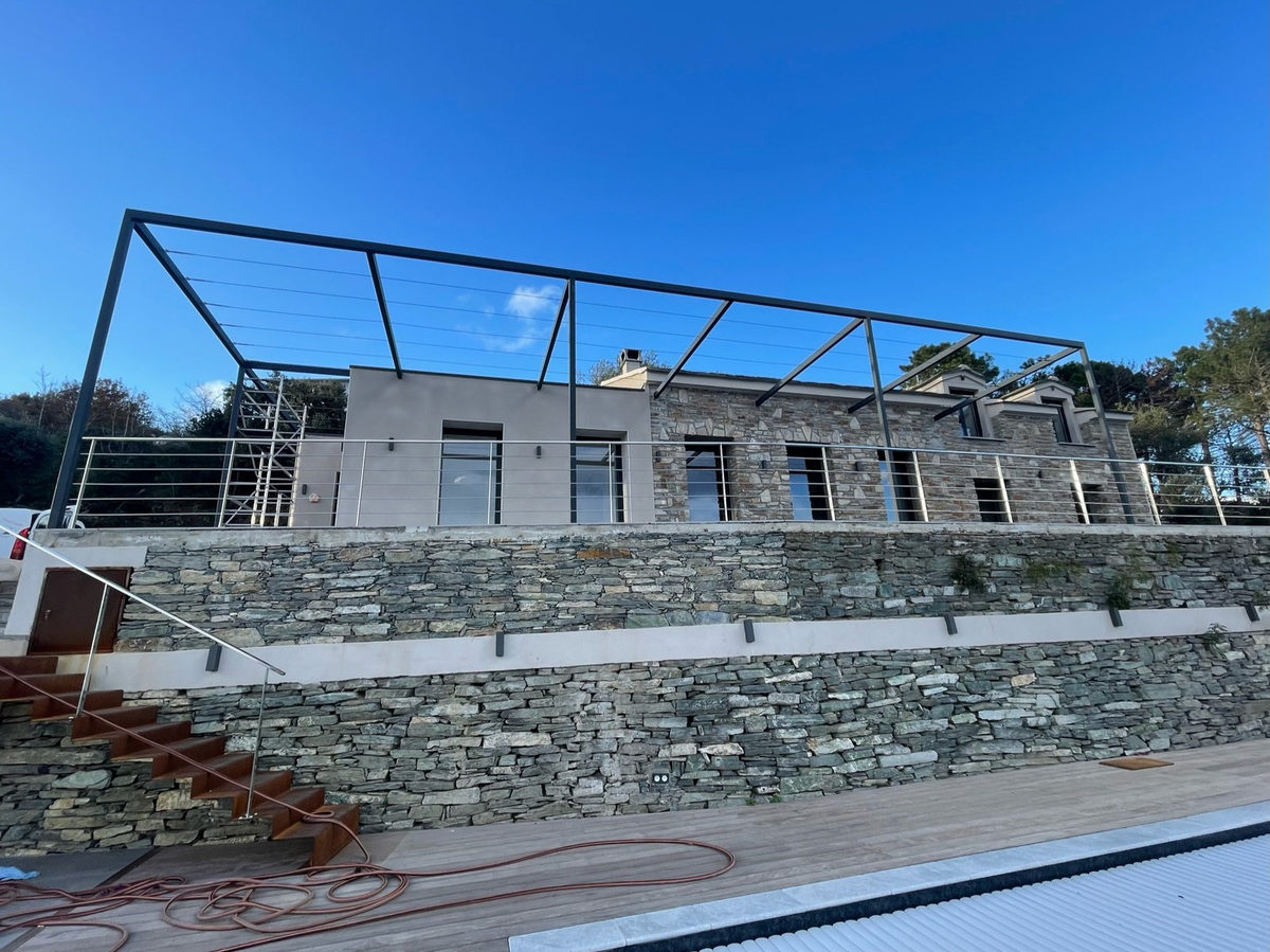 Pergola – Inox · maison en pierre – Felicelli Métallerie, Corse