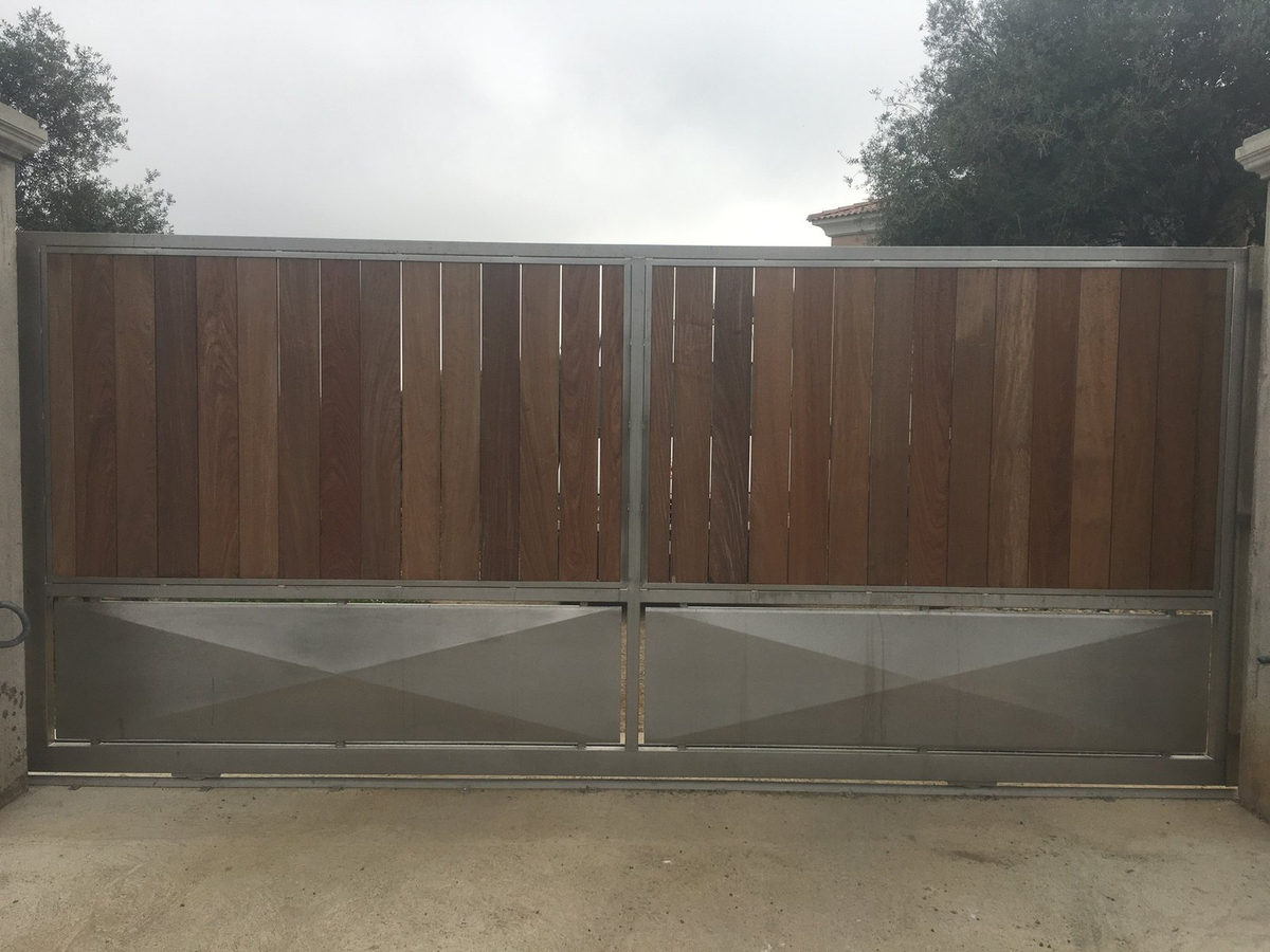Portail coulissant – Bois et inox – Felicelli Métallerie, Corse
