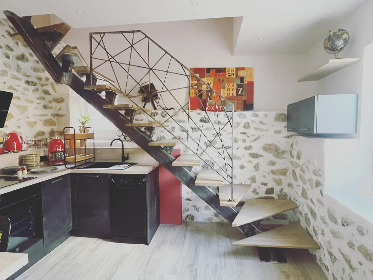 Escalier à limon – Fer et marches bois – Felicelli Métallerie, Corse
