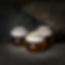 Tre stycken semlor av glas bredvid varandra_