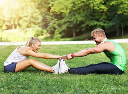 104898551-jeune-couple-travaillant-dans-le-parc.jpg