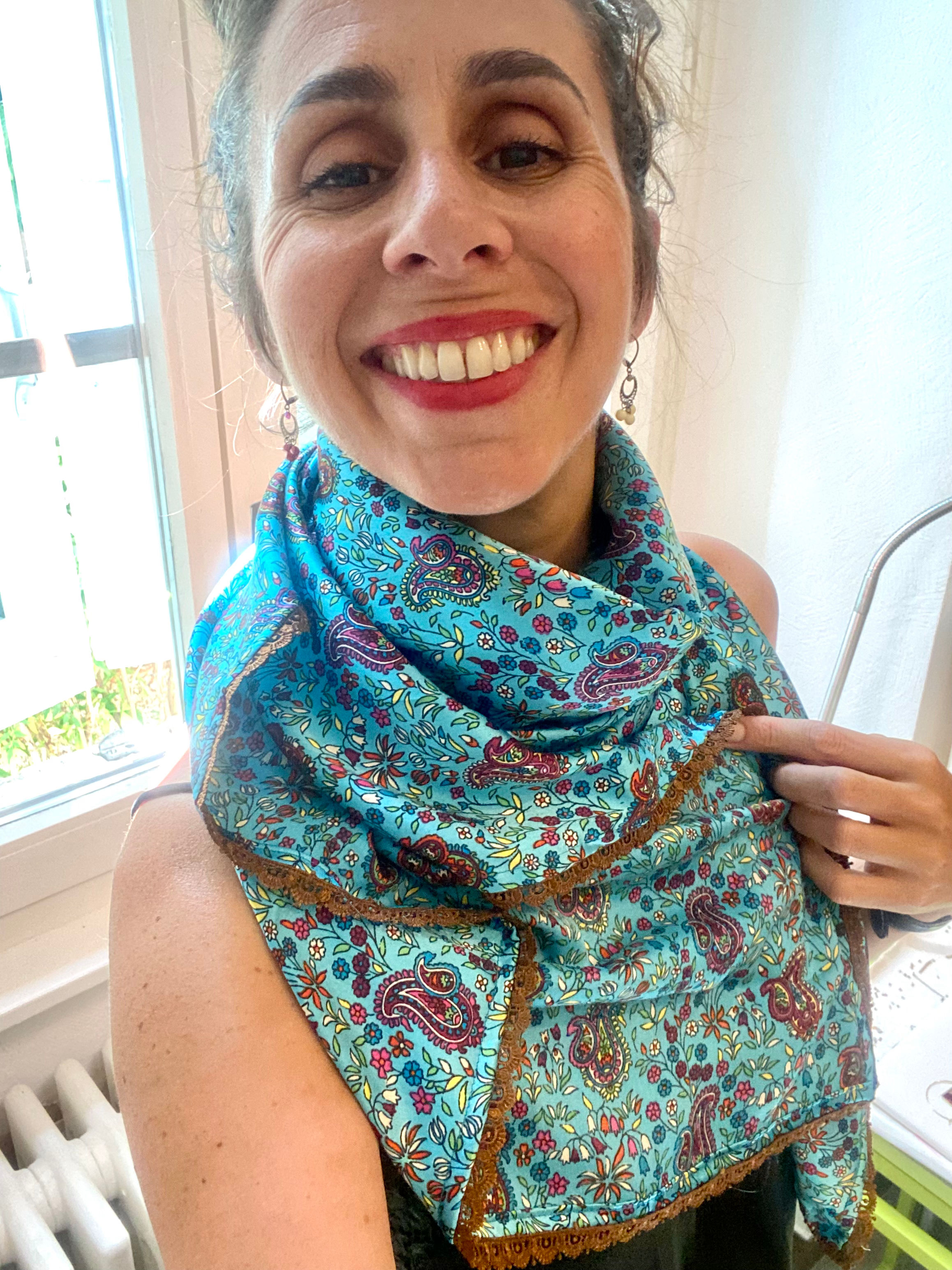 Foulard carré en satin imprimé