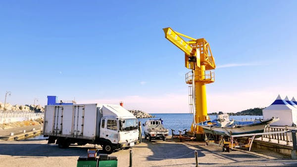 What to Check Before Hiring a Crane Truck