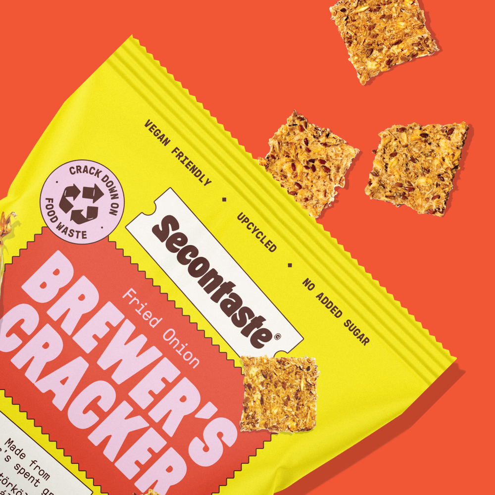 Fried Onion Brewer's Crackers spilling out from bag. Pirított hagymás sörtörköly kréker ömlik ki a zacskóból.