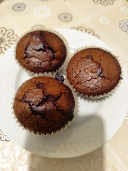 Sörtörköly liszttel készült muffin egy fehér tányéron