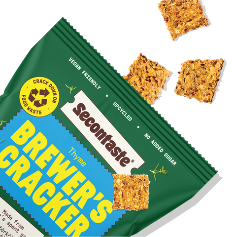 Green bag of Thymes Brewer's Crackers; crackers spilling out. Zöld zacskóból kiszóródó kakukkfüves sörtörköly kréker