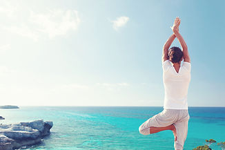 Üben Yoga durch das Meer