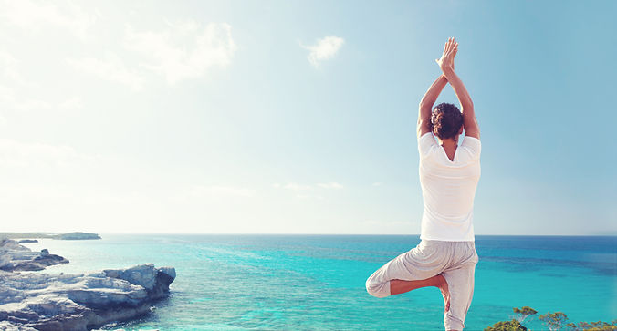 Üben Yoga durch das Meer
