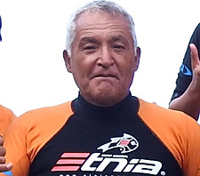 Instructor de surf certificado por ISA enseñando en Lima